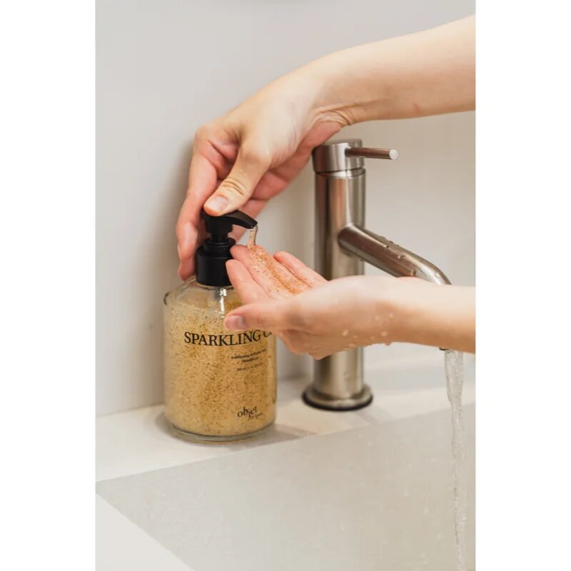 KUNDAL Objet Exfoliating & Waterfull Hand Wash Negovalno tekoče milo za roke z učinkom eksfoliacije z vonjem Sparkling Citrus 380 ml