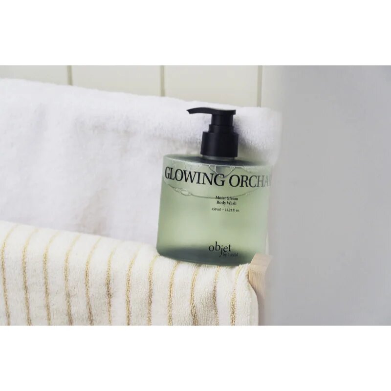 KUNDAL Objet Moist Gleam Body Wash parfumirani gel za prhanje za intenzivno vlažnost z vonjem Glowing Orchard 450 ml