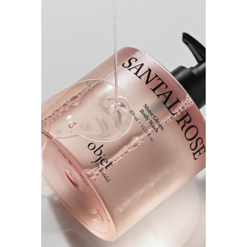 KUNDAL Objet Moist Gleam Body Wash parfumirani gel za prhanje za intenzivno vlažnost z vonjem Santal Rose 450 ml