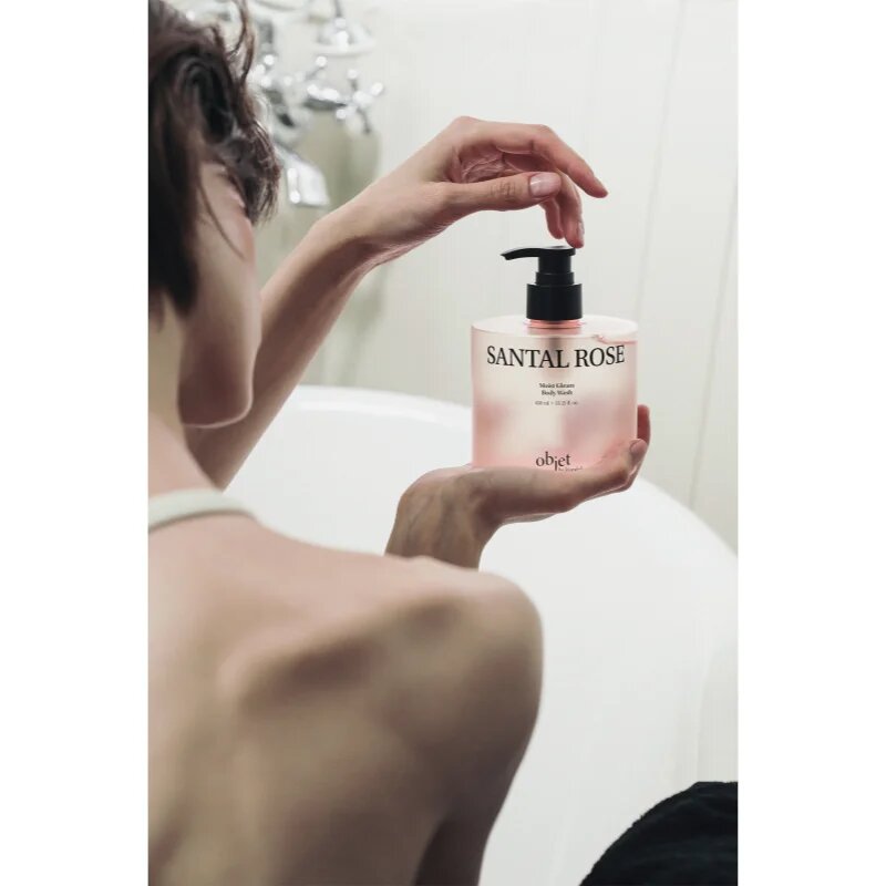 KUNDAL Objet Moist Gleam Body Wash parfumirani gel za prhanje za intenzivno vlažnost z vonjem Santal Rose 450 ml