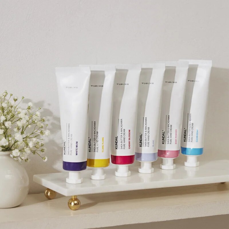 KUNDAL Shea Butter & Macadamia Jasmine Woody vlažilna krema za roke s hranilnim učinkom 50 ml