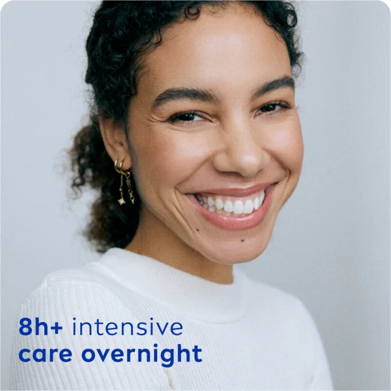 Labello Over Night Care regeneracijski balzam za ustnice s sivko 4.8 g