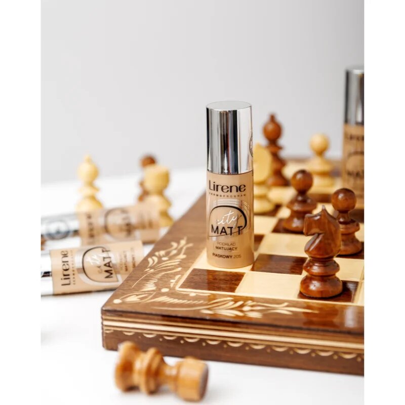 Lirene City Matt matirajoči fluidni tekoči puder z gladilnim učinkom odtenek 205 Sand 30 ml
