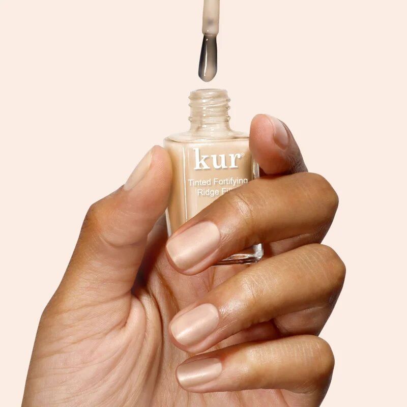 LONDONTOWN Kur Tinted Fortifying Ridge Filler gladilni podlak za nohte za suhe in krhke nohte odtenek Apricot Beige 12 ml