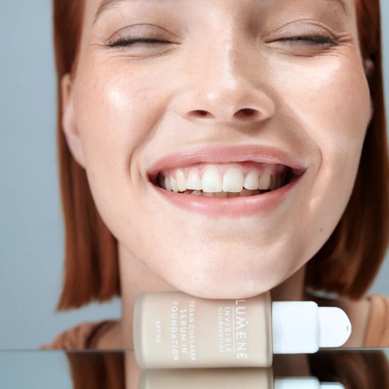 Lumene Invisible Illumination Vegan Collagen Serum in Foundation lahki tekoči puder s hranilnim učinkom SPF 30 1.5 30 ml