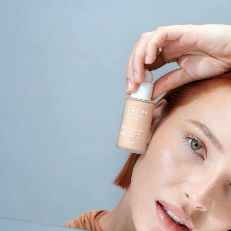 Lumene Invisible Illumination Vegan Collagen Serum in Foundation lahki tekoči puder s hranilnim učinkom SPF 30 1.5 30 ml