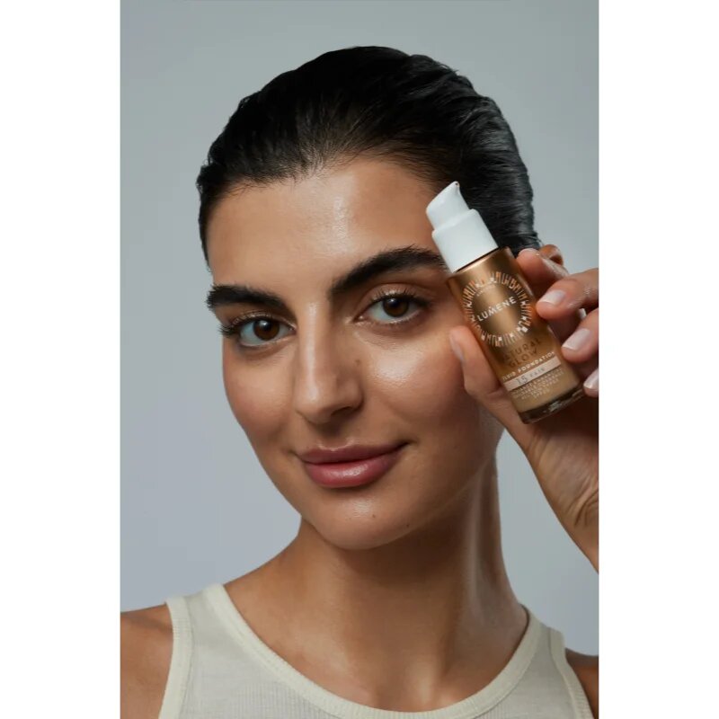Lumene Natural Glow posvetlitveni tekoči puder za naraven videz SPF 20 odtenek 4 Tan (Neutral) 30 ml
