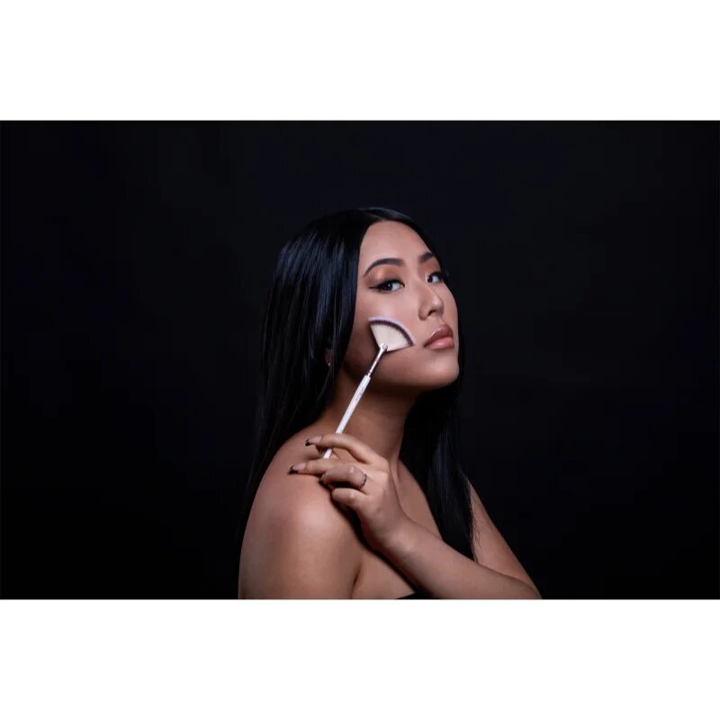 Luvia Cosmetics Elegance Fan Brush pahljačast čopič 211 1 kos