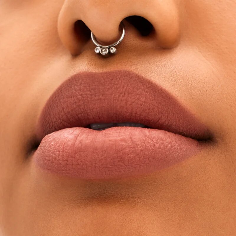 MAC Cosmetics Locked Kiss 24h Lipstick dolgoobstojna šminka z mat učinkom odtenek Mischief 18 g