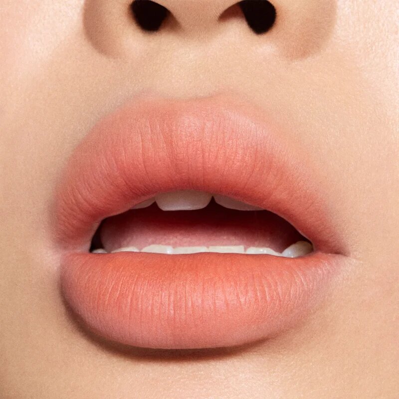 MAC Cosmetics Powder Kiss Hazy Matte matirajoča šminka odtenek Moving On Up 3.5 g