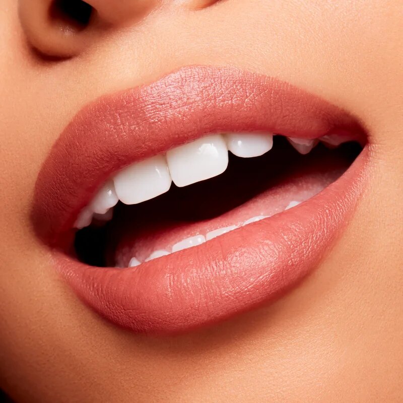 MAC Cosmetics Powder Kiss Velvet Blur Slim Stick mat vlažilna šminka odtenek Over the Taupe 2 g