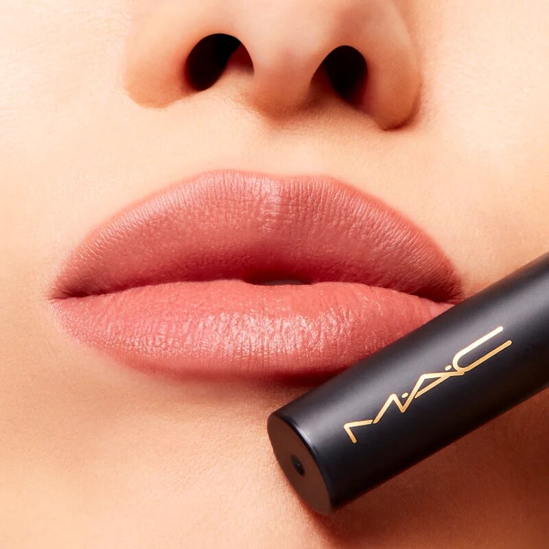 MAC Cosmetics Powder Kiss Velvet Blur Slim Stick mat vlažilna šminka odtenek Over the Taupe 2 g