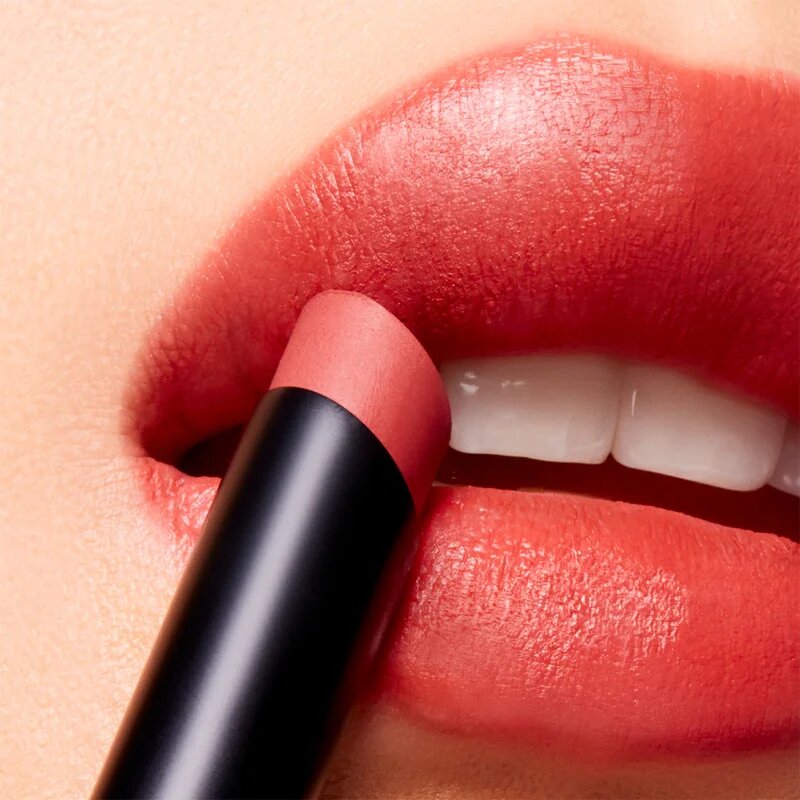 MAC Cosmetics Powder Kiss Velvet Blur Slim Stick mat vlažilna šminka odtenek Sweet Cinnamon 2 g