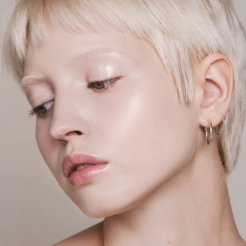 Mádara MÁDARA Skin Equal posvetlitveni tekoči puder za naraven videz SPF 20 odtenek #10 Porcelain 30 ml