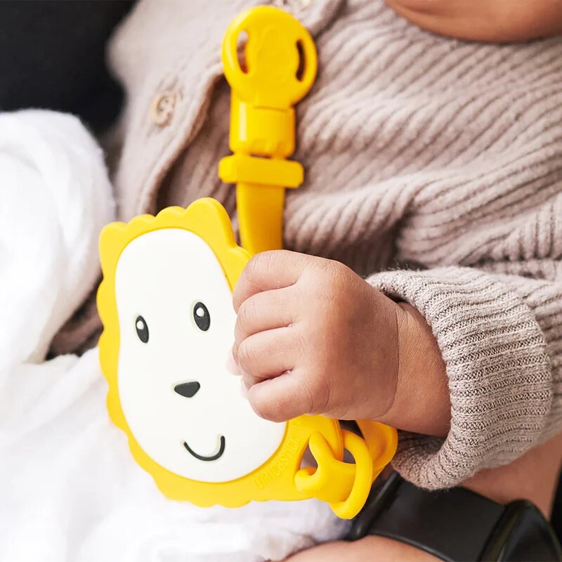 Matchstick Monkey Flat Face Teether & Soother Clip darilni set za otroke Lion
