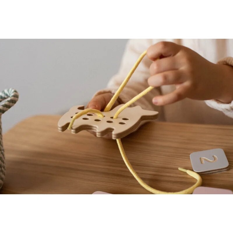 Milin Small Wooden Lacing Toy Dog aktivnostna igrača 10 cm x 10 cm x 07 cm 1 kos