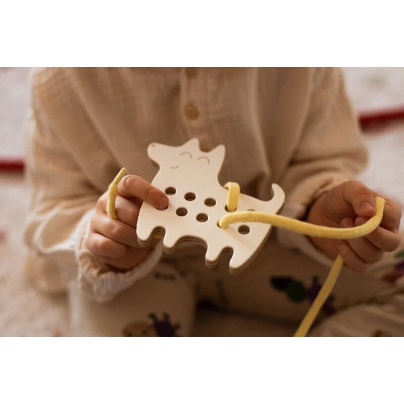 Milin Small Wooden Lacing Toy Dog aktivnostna igrača 10 cm x 10 cm x 07 cm 1 kos