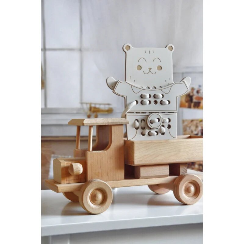 Milin Wooden Lacing Toy Mr. Teddy aktivnostna igrača 22 cm x 17 cm x 07 cm 1 kos