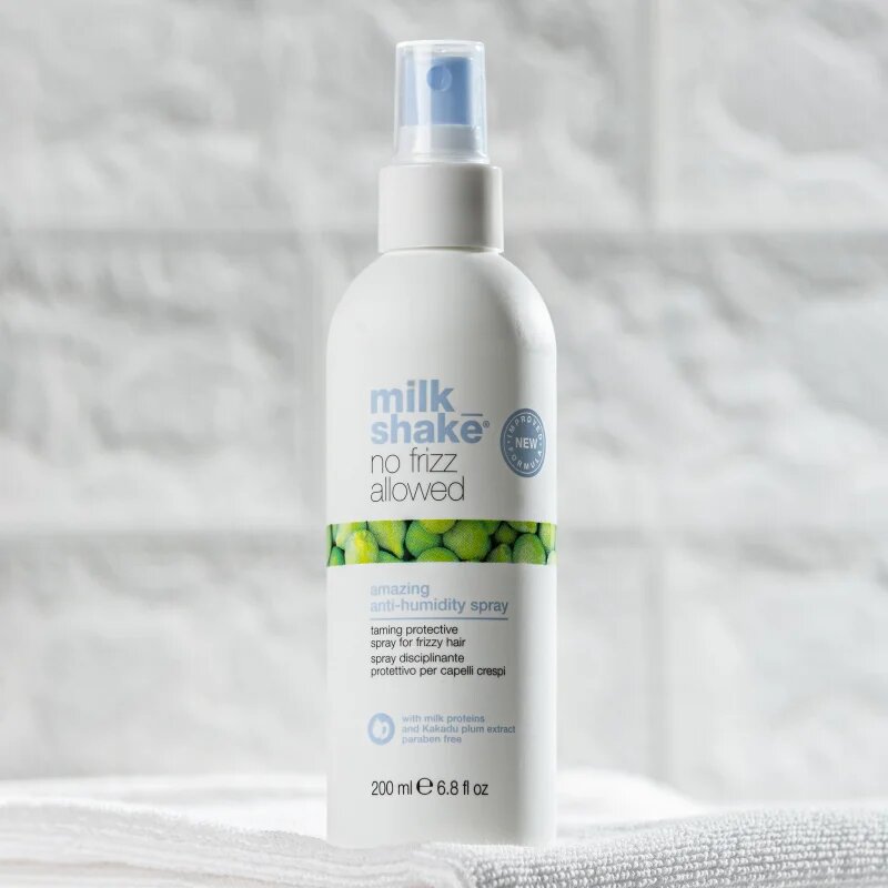 milk_shake® No Frizz Allowed Amazing Anti-Humidity Spray zaščitno stiling pršilo za lase proti krepastim lasem 200 ml