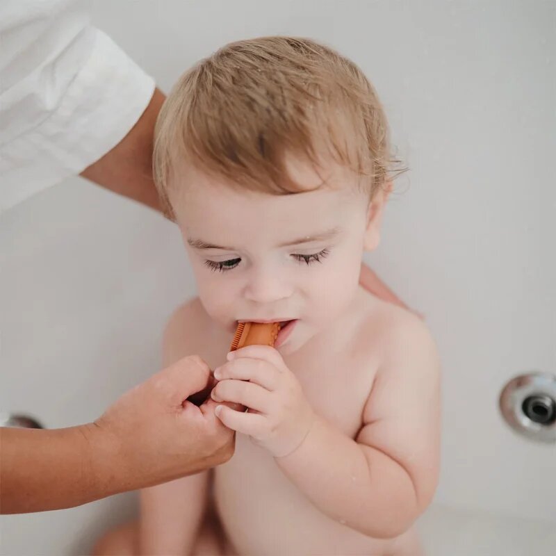 Mushie Finger Toothbrush otroška zobna ščetka za na prst Clay/Shifting Sand 2 kos