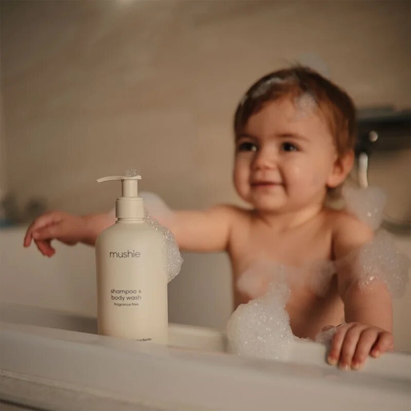 Mushie Organic Baby gel za prhanje in šampon 2v1 za otroke 400 ml