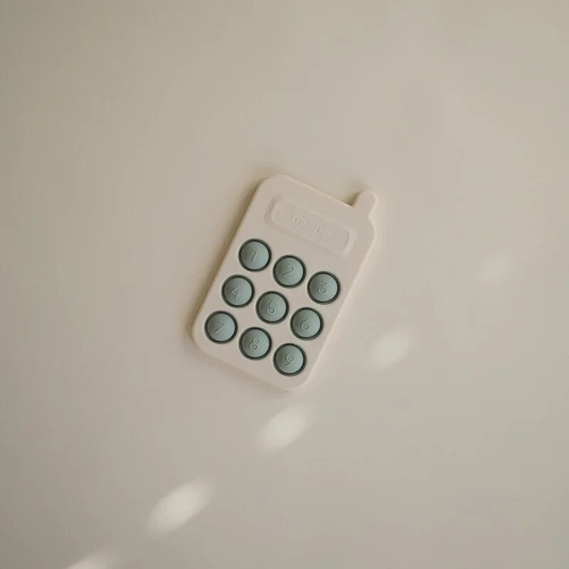 Mushie Pop-It Phone aktivnostna igrača za otroke Cambridge Blue 10m+ 1 kos