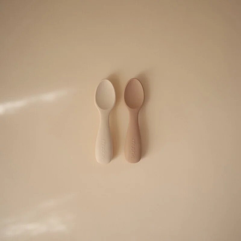 Mushie Toddler Starter Spoons žlička Natural/ Shifting Sand 12m+ 2 kos