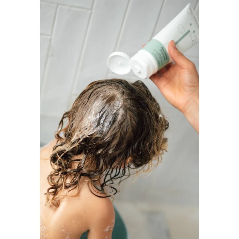 Naif Baby & Kids Shampoo nežni čistilni šampon za otroke 200 ml