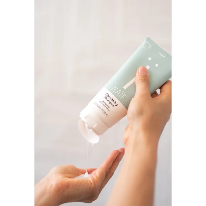 Naif Personal Care Shampoo nežni čistilni šampon za vse tipe las 200 ml