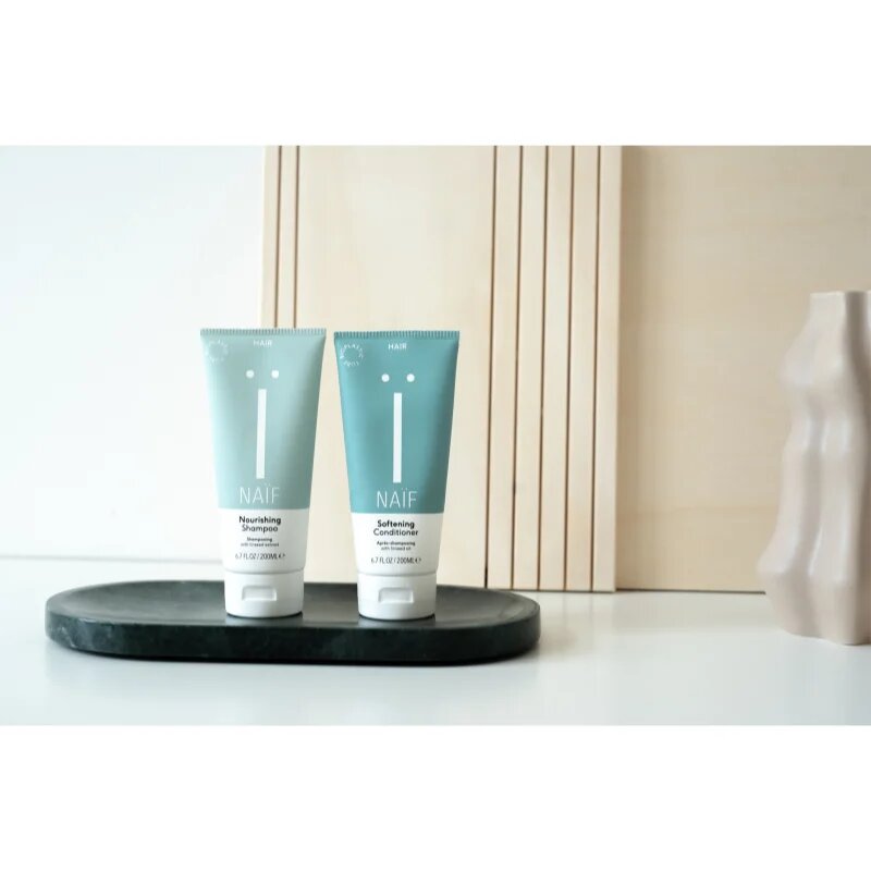Naif Personal Care Shampoo nežni čistilni šampon za vse tipe las 200 ml