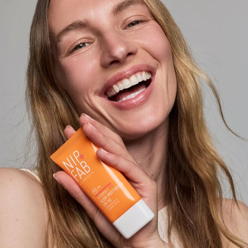NIP+FAB Vitamin C Fix Glow Moisturiser posvetlitvena krema za obraz SPF 50 50 ml