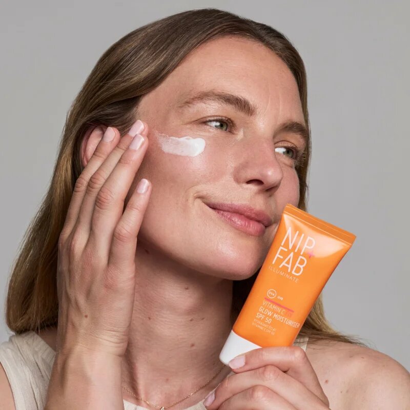 NIP+FAB Vitamin C Fix Glow Moisturiser posvetlitvena krema za obraz SPF 50 50 ml
