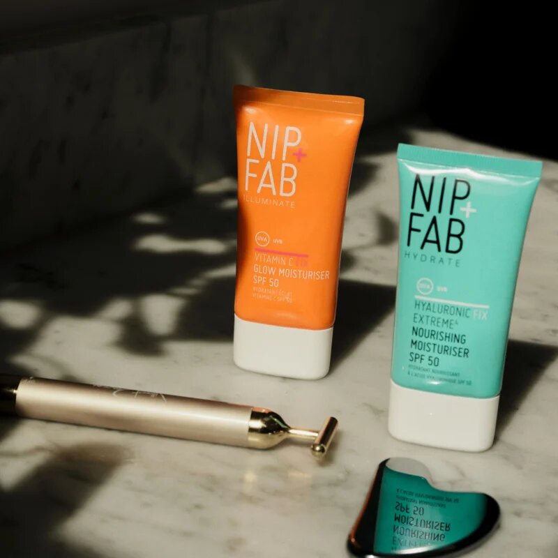 NIP+FAB Vitamin C Fix Glow Moisturiser posvetlitvena krema za obraz SPF 50 50 ml