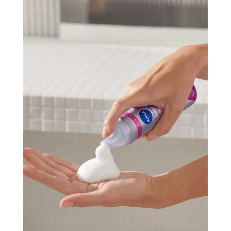 Nivea Diamond Gloss penasti utrjevalec za lase 150 ml
