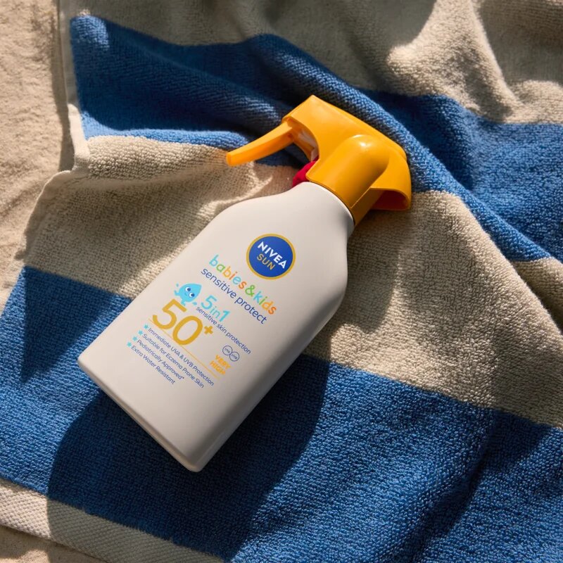 Nivea SUN Babies & Kids otroško pršilo za sončenje za občutljivo kožo SPF 50+ 250 ml