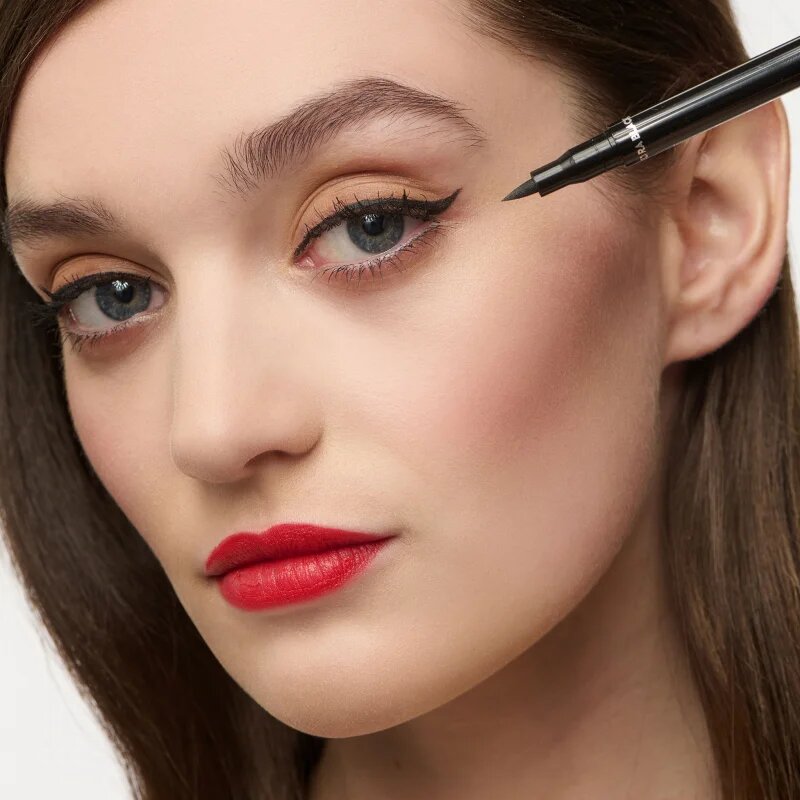 NOBEA Day-to-Day Liquid Pen Eyeliner vodoodporno tekoče črtalo za oči v peresu odtenek Ultra Black 1.1 ml