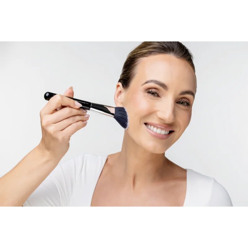 Notino Makeup Brushes Professional Angled Blush Make-Up Brush 161 čopič za rdečilo 1 kos