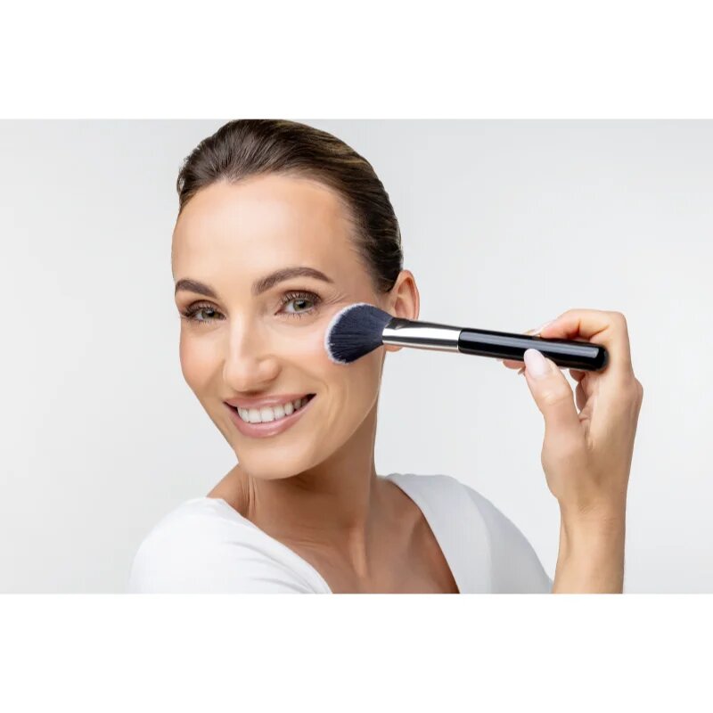 Notino Makeup Brushes Professional Angled Blush Make-Up Brush 161 čopič za rdečilo 1 kos