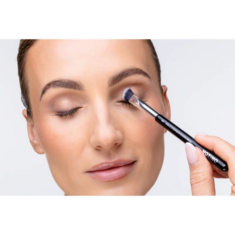 Notino Makeup Brushes Professional Angled Eyeshadow Shader Make-Up Brush 203 čopič za senčila za oči 1 kos