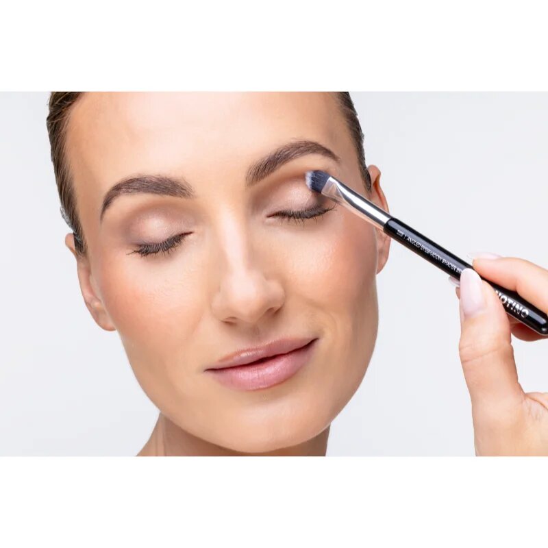 Notino Makeup Brushes Professional Angled Eyeshadow Shader Make-Up Brush 203 čopič za senčila za oči 1 kos