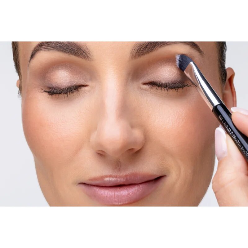 Notino Makeup Brushes Professional Angled Eyeshadow Shader Make-Up Brush 203 čopič za senčila za oči 1 kos