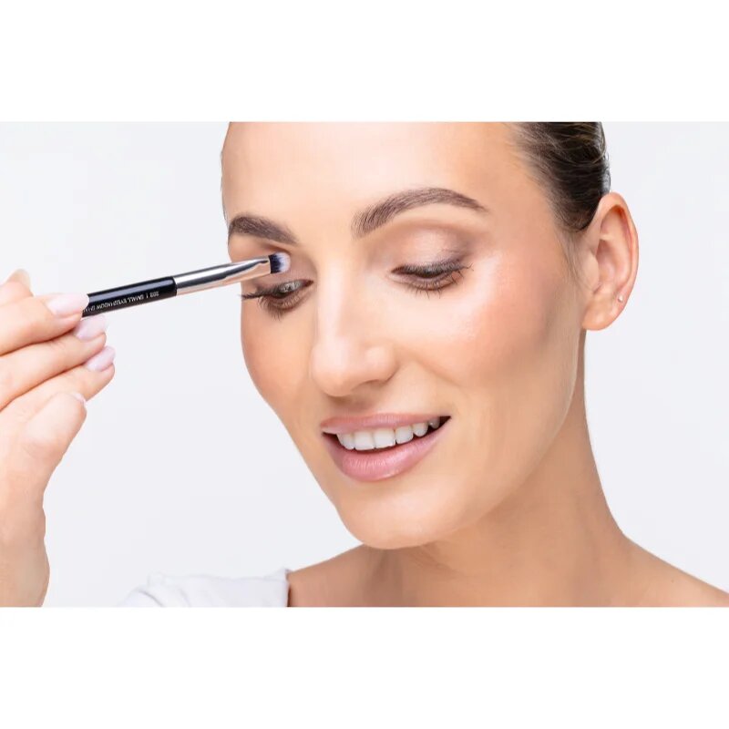 Notino Makeup Brushes Professional Small Eyeshadow Shader Make-Up Brush 202 čopič za senčila za oči 1 kos