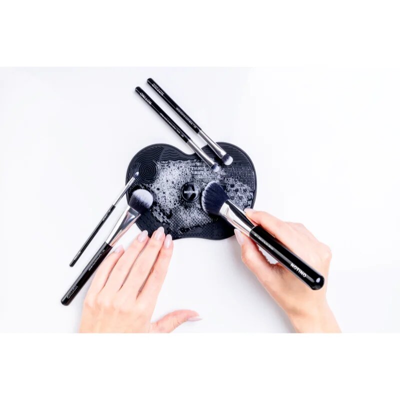 Notino Makeup Brushes Silicone Cleaning Mat For Make-Up Brushes krtačka za čiščenje čopičev Black 1 kos