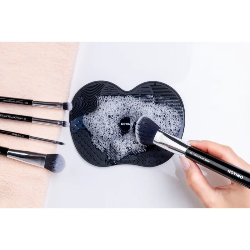 Notino Makeup Brushes Silicone Cleaning Mat For Make-Up Brushes krtačka za čiščenje čopičev Black 1 kos