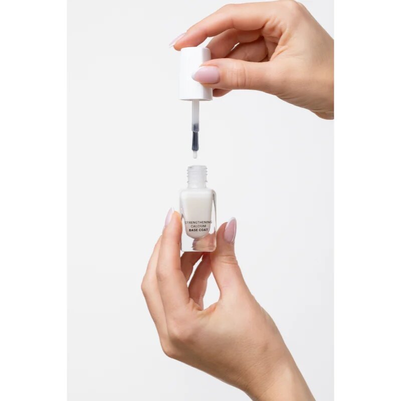 Notino Nail Care Strengthening Calcium Base Coat lak za krepitev nohtov 10 ml