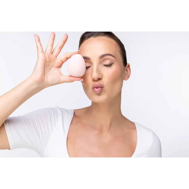 Notino Super Soft Make-Up Sponge gobica za tekoči puder v obliki kapljice Beige 1 kos