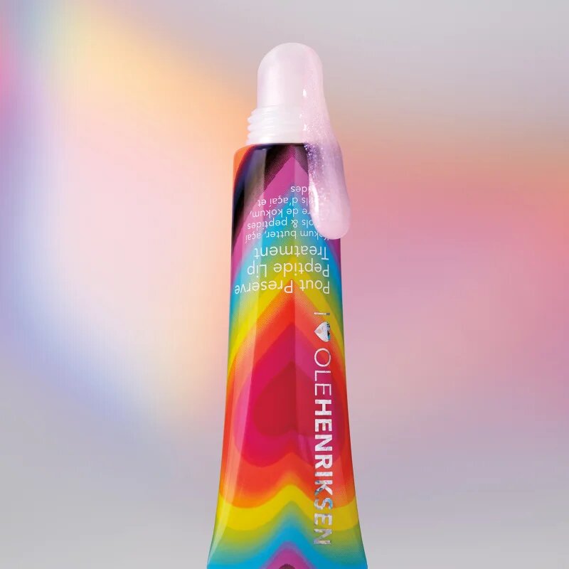 OLEHENRIKSEN Pout Preserve Peptide Lip Treatment vlažilni sijaj za ustnice odtenek Pride Rainbow Glimmer 12 ml