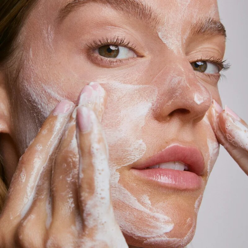 OLEHENRIKSEN Strength B5 Boost Hydrating Solid Foaming Gentle Cleanser hranilni čistilni balzam 100 g