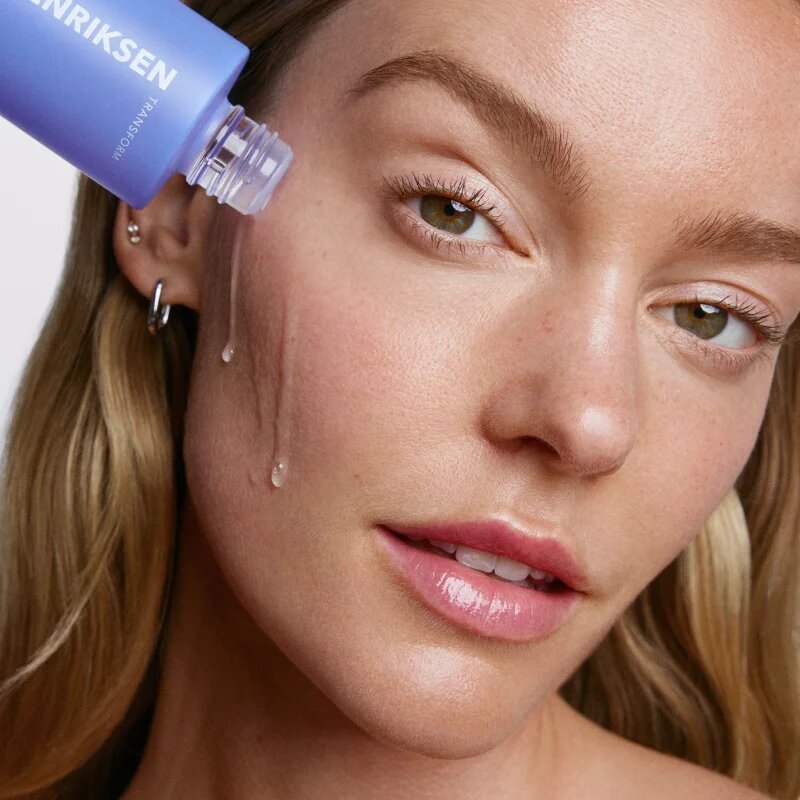 OLEHENRIKSEN Transform Silkfoliant Daily Tri-Acid Smoothing Toner with Mandelic Acid nežni eksfoliacijski tonik za vsakodnevno uporabo 120 ml