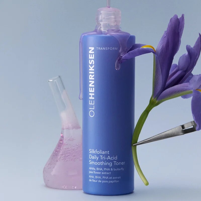 OLEHENRIKSEN Transform Silkfoliant Daily Tri-Acid Smoothing Toner with Mandelic Acid nežni eksfoliacijski tonik za vsakodnevno uporabo 120 ml
